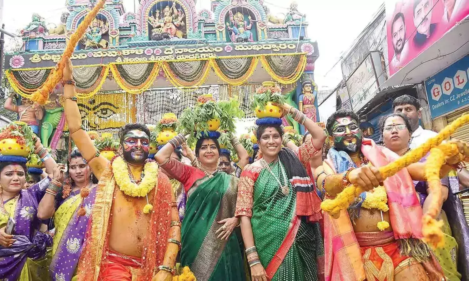Telangana: बोनालू की धुनों पर झूमते सेकबाद, महांकाली मंदिर में हजारों की भीड़ Telangana: बोनालू की धुनों पर झूमते सेकबाद, महांकाली मंदिर में हजारों की भीड़