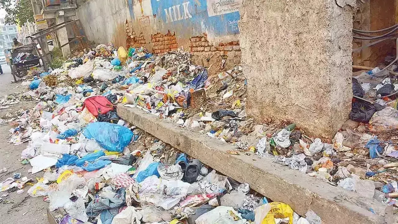 Telangana: कूड़े के ढेर से निवासियों में नाराजगी Telangana: कूड़े के ढेर से निवासियों में नाराजगी