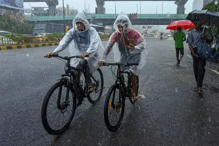 Kerala में भारी बारिश की चेतावनी आईएमडी ने नारंगी और पीले अलर्ट जारी किए