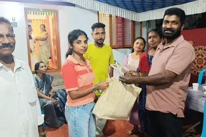 Kerala : ड्राइवर ने ऑटो में छोड़े गए 18 सोने के सिक्के लौटाए शादी वाले घर में खुशियां लौट आईं Kerala : ड्राइवर ने ऑटो में छोड़े गए 18 सोने के सिक्के लौटाए शादी वाले घर में खुशियां लौट आईं