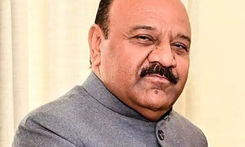 उपमुख्यमंत्री ने घटिया सड़क निर्माण के लिए JE को निलंबित किया उपमुख्यमंत्री ने घटिया सड़क निर्माण के लिए JE को निलंबित किया
