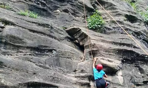 NCC कैडेटों ने रॉक क्लाइम्बिंग कैंप में चट्टानों पर विजय प्राप्त की