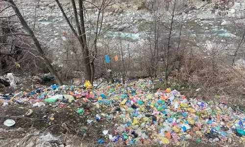 पर्यटन में उछाल के कारण Kullu के सुंदर गांवों में कूड़े का अंबार