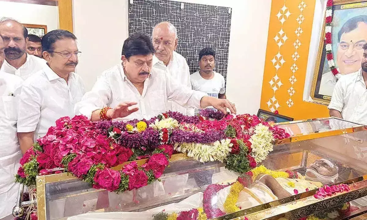 Telangana: राजनेताओं और अभिनेताओं ने दी श्रद्धांजलि Telangana: राजनेताओं और अभिनेताओं ने दी श्रद्धांजलि