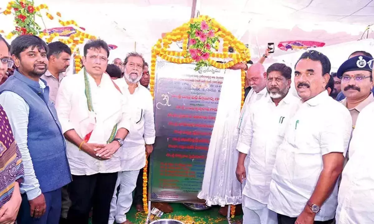 Telangana: मंत्री ने मंचेरियल में कई विभाग कार्यक्रमों का अनावरण किया