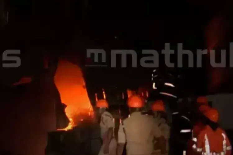 Kerala : एर्नाकुलम टाउन हॉल के पास पुराने फर्नीचर की दुकान में आग लगी Kerala : एर्नाकुलम टाउन हॉल के पास पुराने फर्नीचर की दुकान में आग लगी