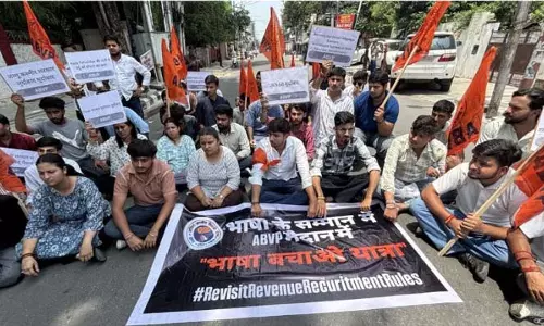 ABVP ने CM आवास के बाहर किया प्रदर्शन, NT भर्ती में उर्दू हटाने की मांग