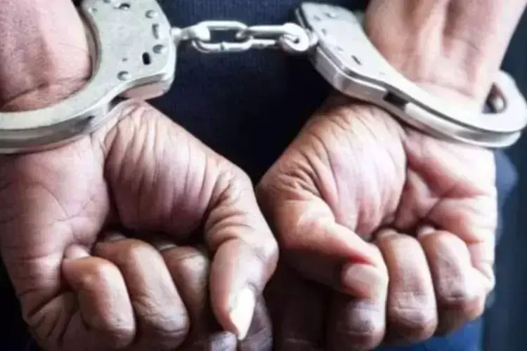 Thiruvananthapuram में अपनी महिला मित्र से मिलने के दौरान पकड़ा गया Thiruvananthapuram में अपनी महिला मित्र से मिलने के दौरान पकड़ा गया