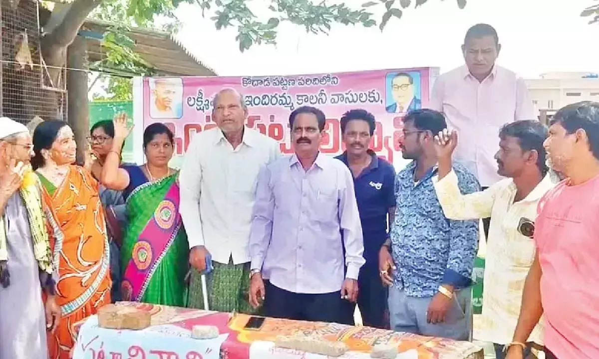Telangana: इंदिराम्मा घरों के लिए पट्टे की मांग को लेकर विरोध प्रदर्शन शुरू