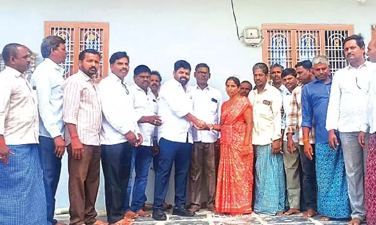 Telangana: श्रीशैलम परियोजना के विस्थापित परिवार को सहायता प्रदान की गई Telangana: श्रीशैलम परियोजना के विस्थापित परिवार को सहायता प्रदान की गई