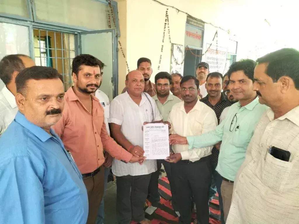 Hapur: लेखपाल की मौत पर लेखपाल संघ में आक्रोश