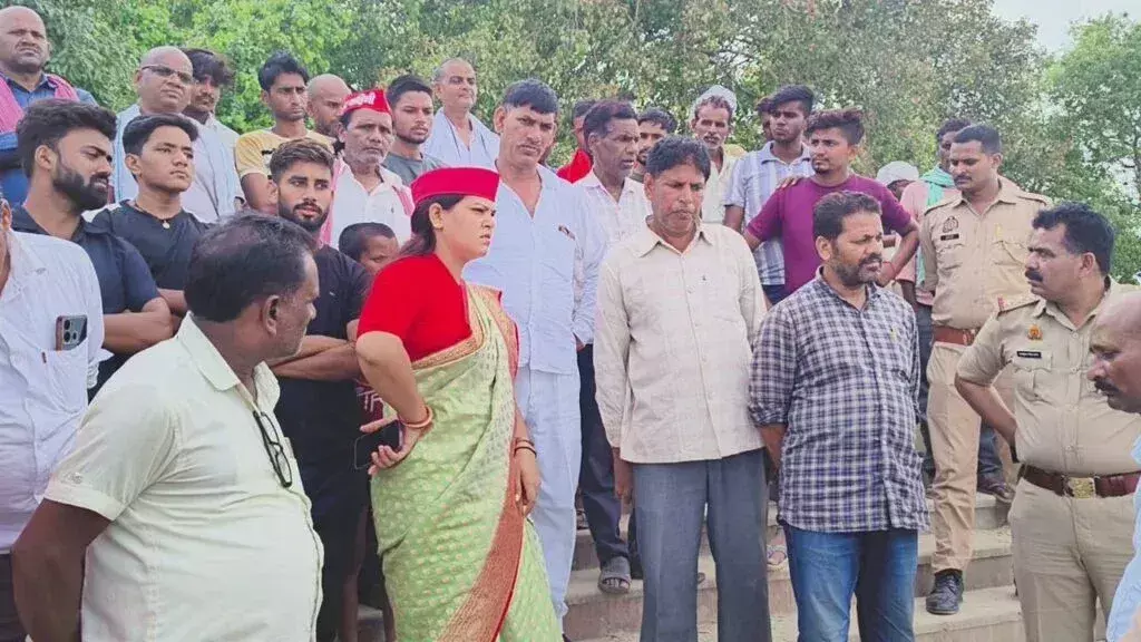 Kanpur Dehat: गंगा दुर्घटना के बाद परिजनों से मिलीं रचना सिंह गौतम