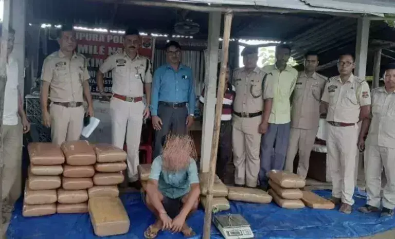 Tripura: खोवाई में 50 लाख रुपये का गांजा जब्त, छह गिरफ्तार Tripura: खोवाई में 50 लाख रुपये का गांजा जब्त, छह गिरफ्तार