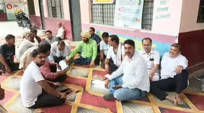 Farrukhabad: समस्याओं के निस्तारण की मांग पर लेखपालों का ज्ञापन