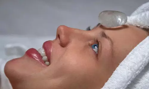 क्या बर्फ सचमुच चेहरे की चमक बढ़ाती है?