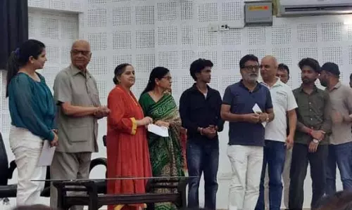 Dogri रंगमंच प्रतियोगिता: ऐ घर मेरा नेई को सर्वश्रेष्ठ प्रस्तुति का पुरस्कार Dogri रंगमंच प्रतियोगिता: ऐ घर मेरा नेई को सर्वश्रेष्ठ प्रस्तुति का पुरस्कार