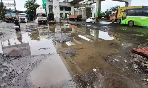गड्ढों से भरी आंतरिक सड़कें Hyderabad निवासियों को परेशान कर रही गड्ढों से भरी आंतरिक सड़कें Hyderabad निवासियों को परेशान कर रही