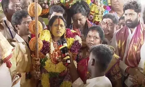 बारिश खूब होगी.. महामारी आएगी.. स्वर्णलता जिसने भविष्यवाणी सुनी बारिश खूब होगी.. महामारी आएगी.. स्वर्णलता जिसने भविष्यवाणी सुनी