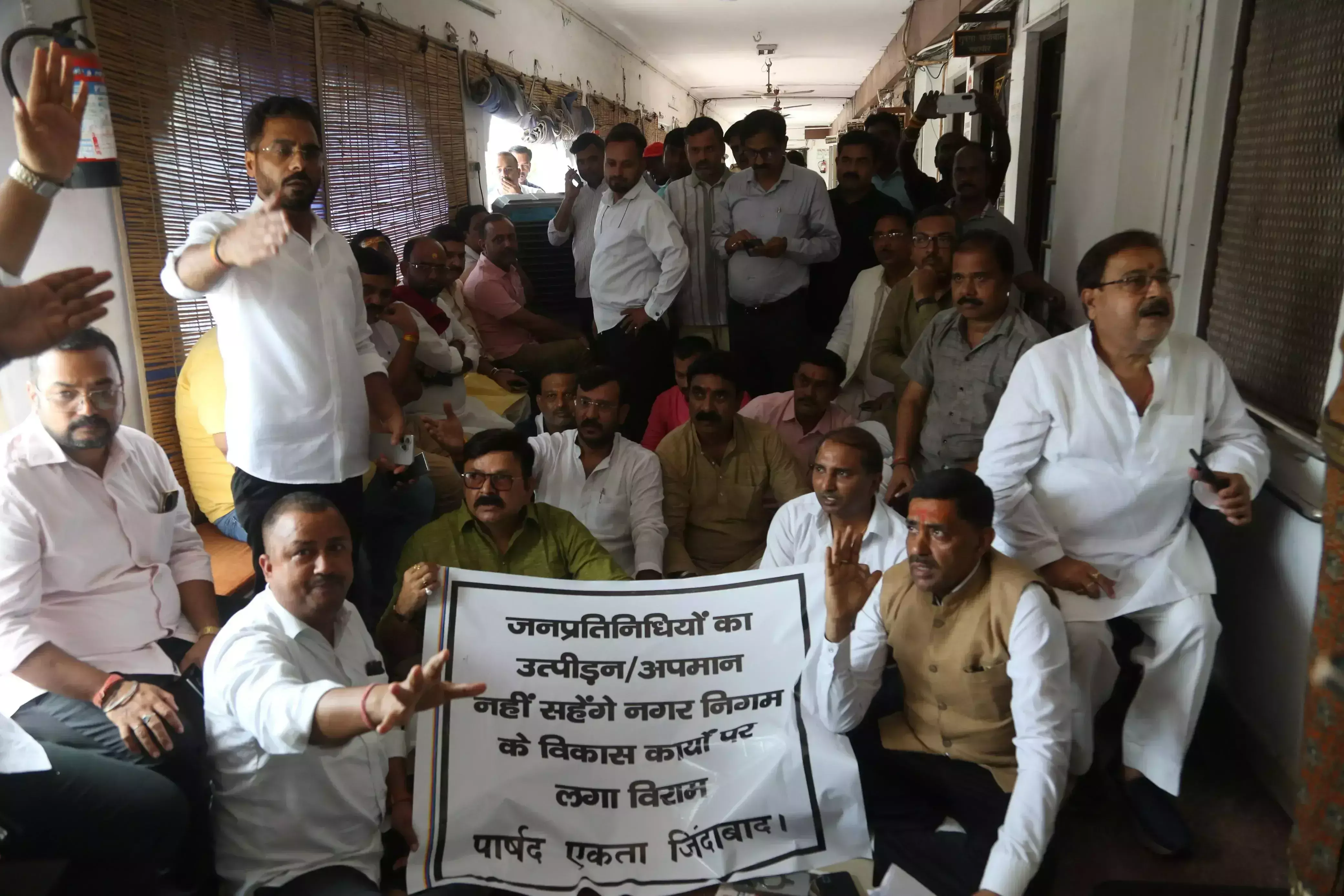 Lucknow: कामकाज से नाराज पार्षदों ने किया विरोध प्रदर्शन