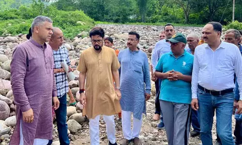 अनुराग ने बाढ़ प्रभावित Mandi क्षेत्रों का दौरा किया अनुराग ने बाढ़ प्रभावित Mandi क्षेत्रों का दौरा किया