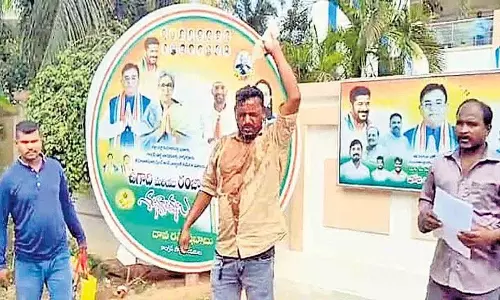 विधायक कार्यालय के सामने किसान ने की आत्महत्या की कोशिश विधायक कार्यालय के सामने किसान ने की आत्महत्या की कोशिश