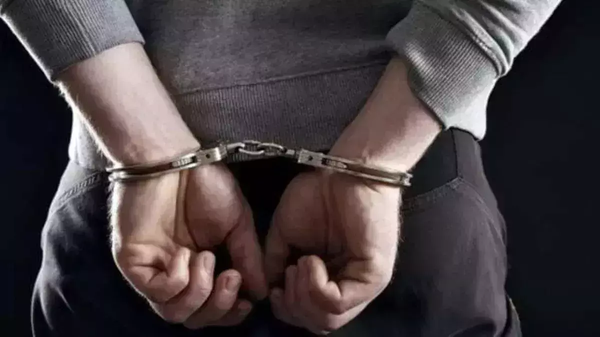 Lucknow: धोखाधड़ी कर रकम हड़पने वाला बैंक अधिकारी गिरफ्तार Lucknow: धोखाधड़ी कर रकम हड़पने वाला बैंक अधिकारी गिरफ्तार