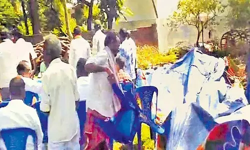 कांग्रेस निर्वाचन क्षेत्र प्रभारी के खिलाफ कार्यकर्ताओं का विद्रोह कांग्रेस निर्वाचन क्षेत्र प्रभारी के खिलाफ कार्यकर्ताओं का विद्रोह