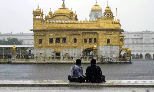SGPC को बम की धमकी मिलने के बाद स्वर्ण मंदिर में सुरक्षा बढ़ा दी गई SGPC को बम की धमकी मिलने के बाद स्वर्ण मंदिर में सुरक्षा बढ़ा दी गई