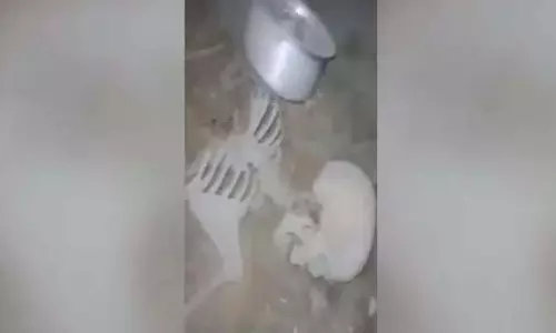 एक जीर्ण-शीर्ण घर में मानव कंकाल मिला एक जीर्ण-शीर्ण घर में मानव कंकाल मिला