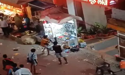 BREAKING: चश्मा खरीदने को लेकर हुआ विवाद, कांवड़ियों के भेष में असामाजिक तत्वों ने की तोड़फोड़