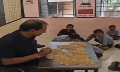 मास्टर जी बच्चों से धान छंटवा रहे, पढ़ाई छोड़ मजदूरी करवा रहे शिक्षक, देखें VIDEO...