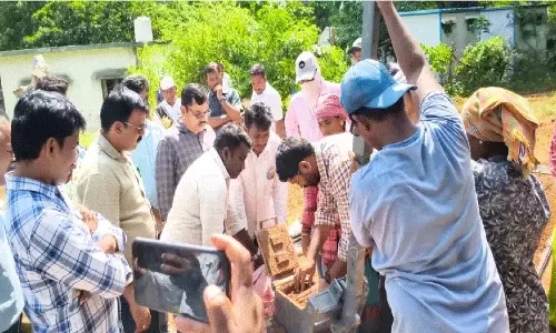 कलेक्टर ने ईंट बनाने की तकनीक के बारे में मजदूरों को जागरूक किया कलेक्टर ने ईंट बनाने की तकनीक के बारे में मजदूरों को जागरूक किया