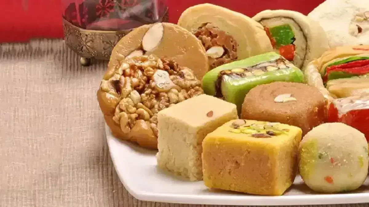 Bhiwani: सुरक्षा को लेकर मिठाई पर प्रशासन की सख्ती, जांच प्रक्रिया शुरू Bhiwani: सुरक्षा को लेकर मिठाई पर प्रशासन की सख्ती, जांच प्रक्रिया शुरू