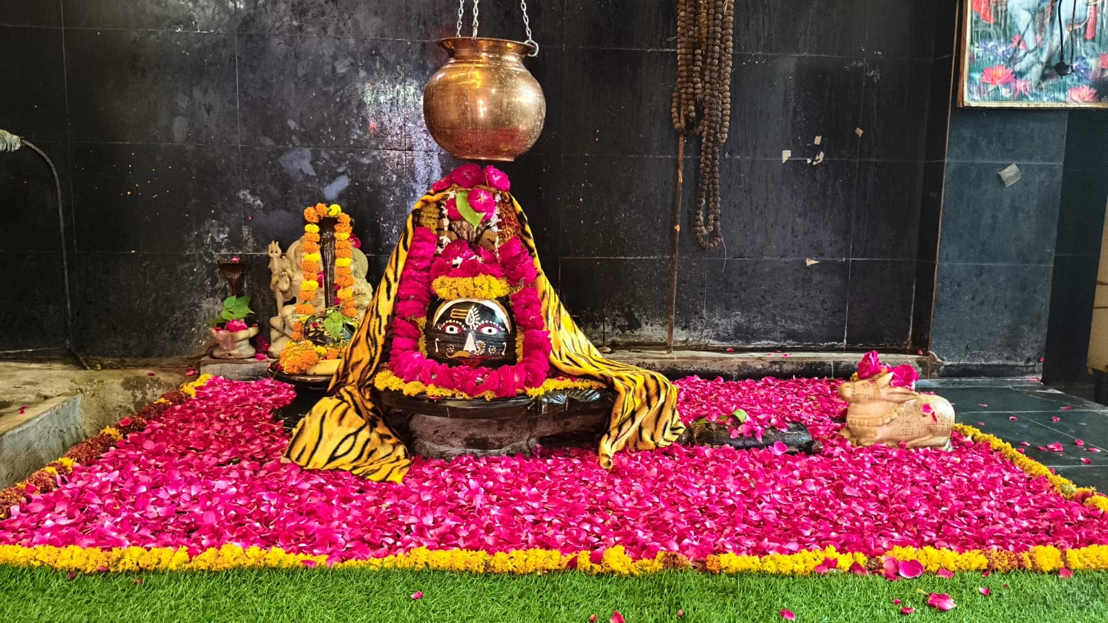 सावन के पहले सोमवार को गुप्तेश्वर महादेव का किया भव्य श्रृंगार