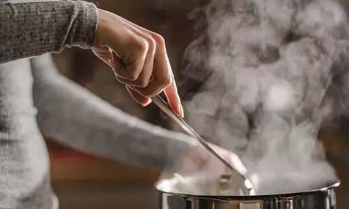 खाना पकाने के धुएं से महिलाओं में फेफड़ों के कैंसर का खतरा बढ़ जाता