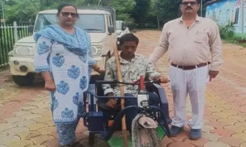 दिलीप प्रधान को मिला मोटराईज्ड ट्रायसायकल