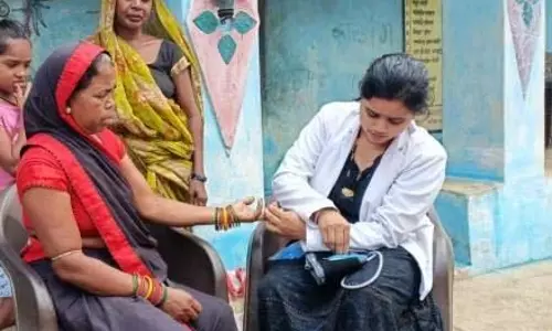 हॉस्पिटल, शिविर और घर घर में किया जा रहा बीपी, शुगर और कैंसर जांच