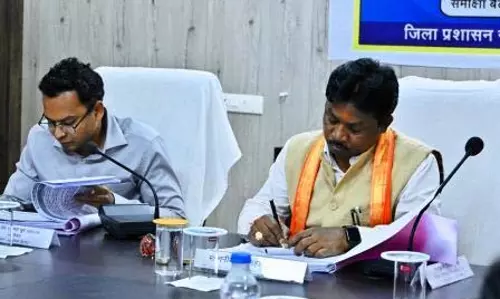 आपसी सामंजस्य से कार्य करें अधिकारी, हितग्राहियों को दें लाभ: सांसद महेश कश्यप