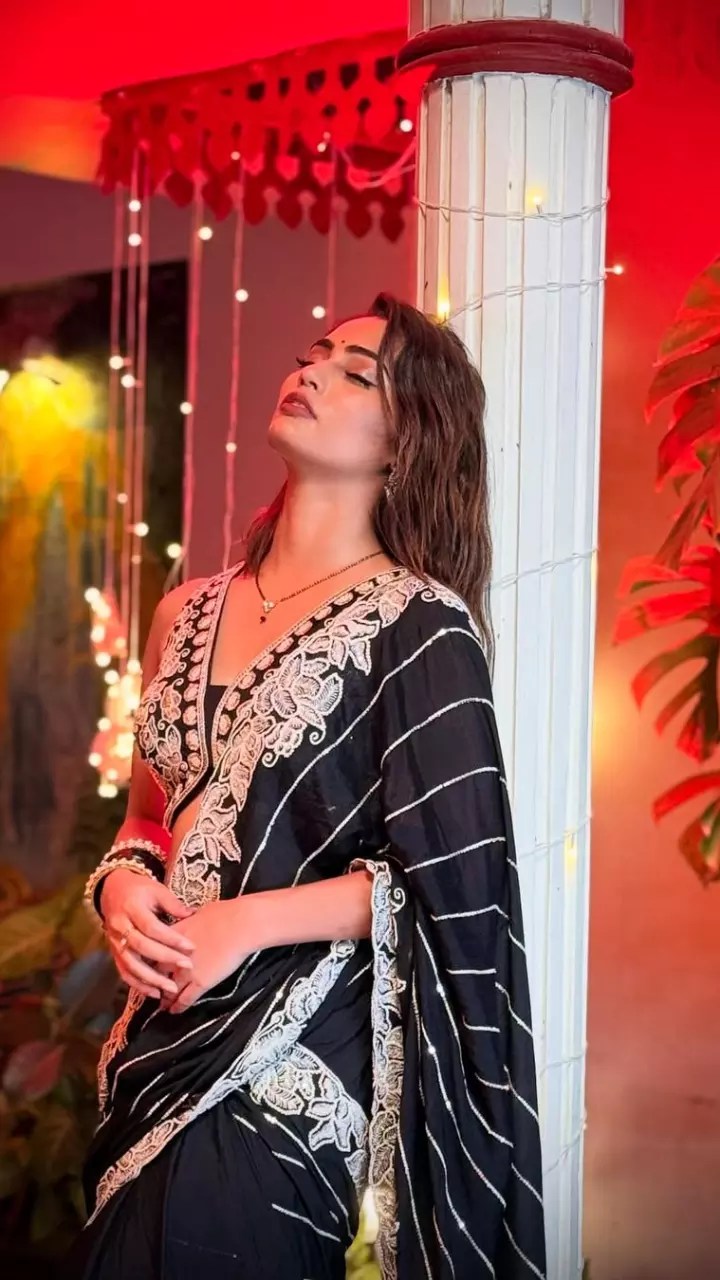 रानी शालिनी ने ब्लैक साड़ी पहन ढाया कहर