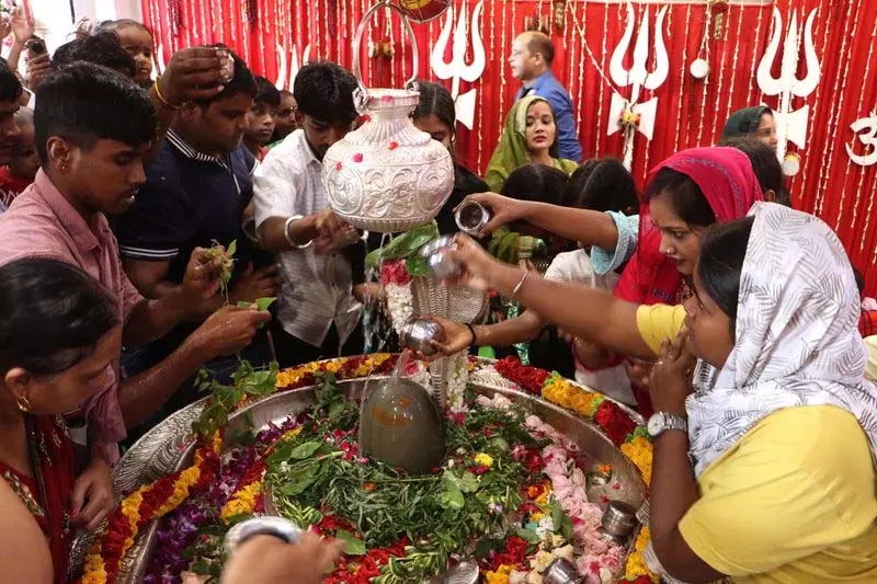 सावन के पहले सोमवार को बारिश से बेपरवाह, मंदिरों में उमड़े श्रद्धालु सावन के पहले सोमवार को बारिश से बेपरवाह, मंदिरों में उमड़े श्रद्धालु