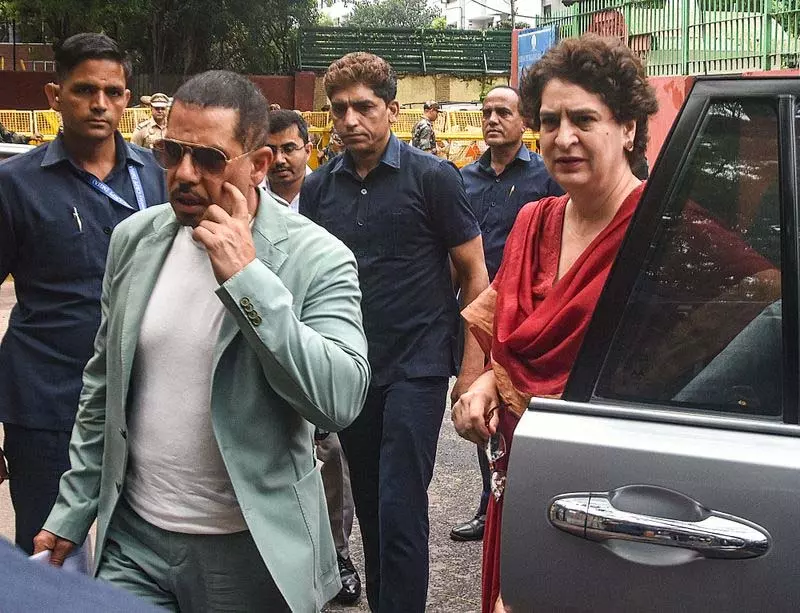 मनी लॉन्ड्रिंग केस: ईडी ने रॉबर्ट वाड्रा से संजय भंडारी मामले में की पूछताछ मनी लॉन्ड्रिंग केस: ईडी ने रॉबर्ट वाड्रा से संजय भंडारी मामले में की पूछताछ