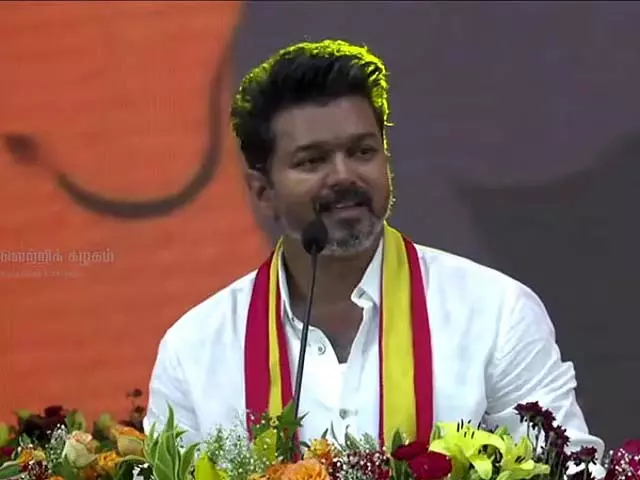सार्वजनिक संपत्ति को नुकसान पहुंचाने के आरोप में थावेका नेता विजय के खिलाफ मामला दर्ज सार्वजनिक संपत्ति को नुकसान पहुंचाने के आरोप में थावेका नेता विजय के खिलाफ मामला दर्ज