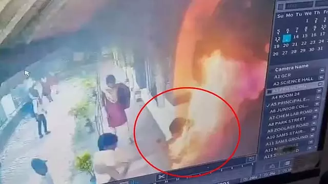 प्रोफेसर के खिलाफ यौन उत्पीड़न की शिकायत कार्रवाई न होने पर छात्रा ने खुद को आग लगा ली प्रोफेसर के खिलाफ यौन उत्पीड़न की शिकायत कार्रवाई न होने पर छात्रा ने खुद को आग लगा ली