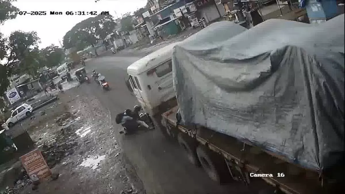 Pune: गड्ढे के कारण ट्रेलर से गिरकर नवविवाहित एचआर एक्जीक्यूटिव की मौत Pune: गड्ढे के कारण ट्रेलर से गिरकर नवविवाहित एचआर एक्जीक्यूटिव की मौत