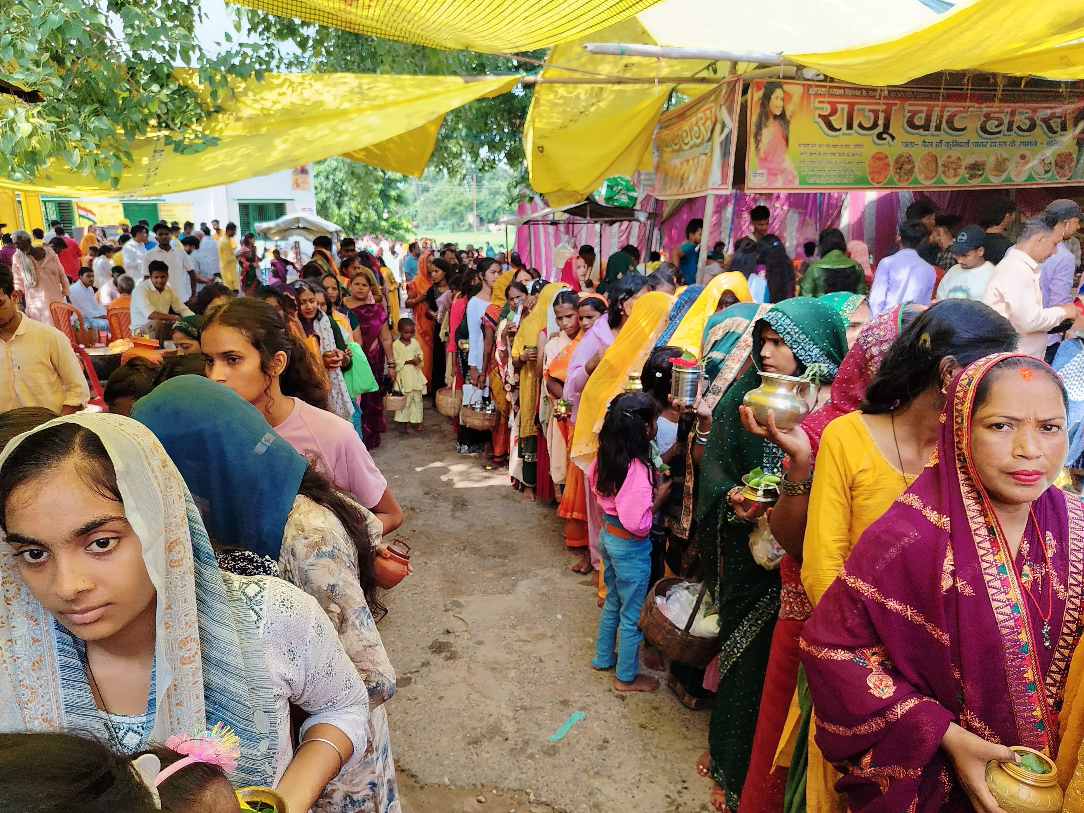 Ballia: सावन की सोमवारी पर शिव भक्ति से सराबोर हुई भृगुनगरी Ballia: सावन की सोमवारी पर शिव भक्ति से सराबोर हुई भृगुनगरी