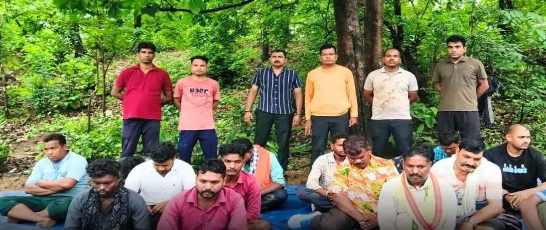 15 जुआरी गिरफ्तार, 18 मोटरसाइकिलें और कार जब्त 15 जुआरी गिरफ्तार, 18 मोटरसाइकिलें और कार जब्त