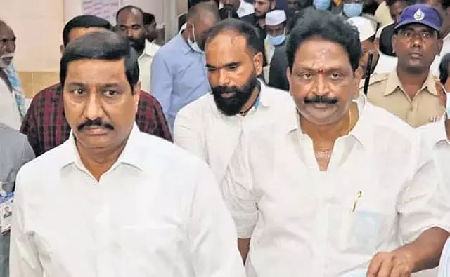 Annamayya जिले में आम से लदी लॉरी पलटने से नौ लोगों की मौत Annamayya जिले में आम से लदी लॉरी पलटने से नौ लोगों की मौत