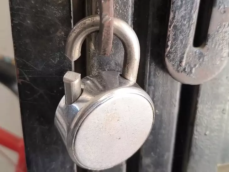 Sahibabad: बंद मकान में सेंध, लाखों के गहने और नकद ले उड़े चोर Sahibabad: बंद मकान में सेंध, लाखों के गहने और नकद ले उड़े चोर