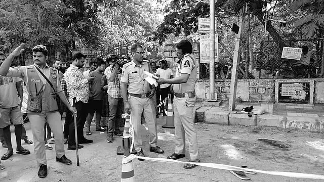 Hyderabad : अज्ञात हमलावरों ने सीपीआई नेता की गोली मारकर हत्या कर दी Hyderabad : अज्ञात हमलावरों ने सीपीआई नेता की गोली मारकर हत्या कर दी