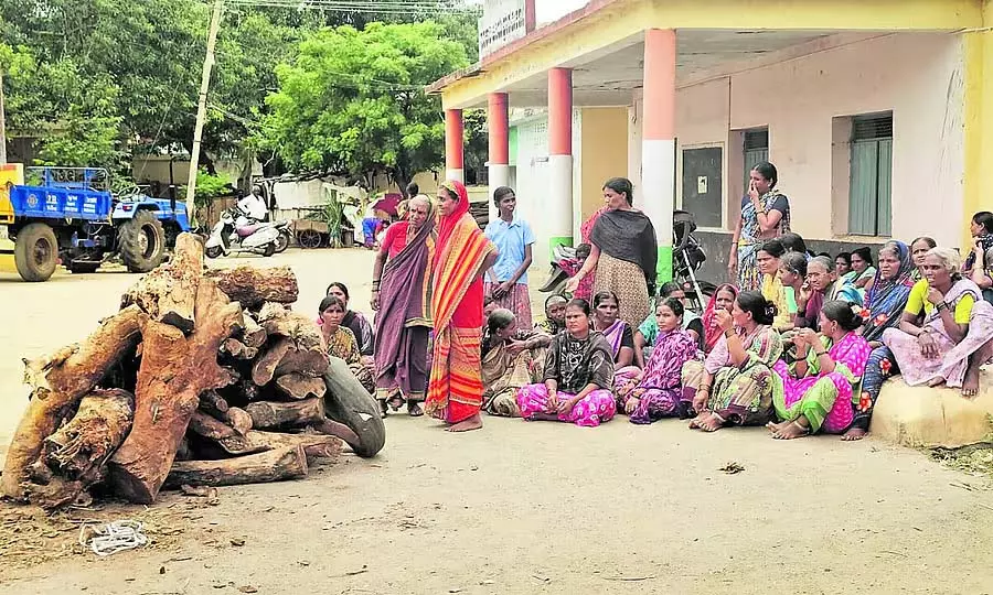 Koppal : स्कूल प्रांगण में अंतिम संस्कार की तैयारी Koppal : स्कूल प्रांगण में अंतिम संस्कार की तैयारी